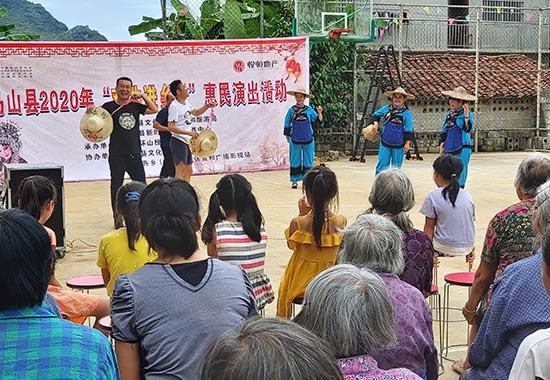 群众在观看山歌情景剧《返乡》。蓝运群摄